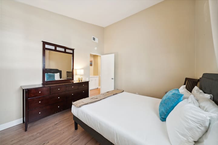 Je tu pekná komoda na vaše veci.