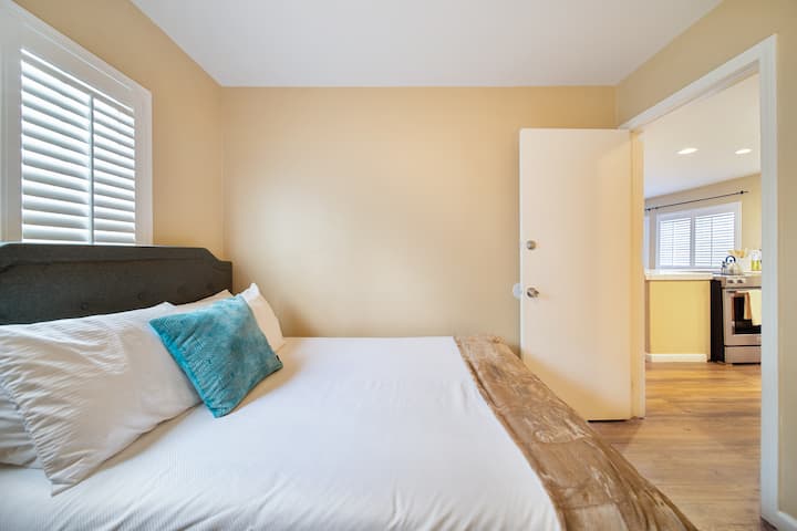 Jedna z luxusných spální s manželskou posteľou na poschodí