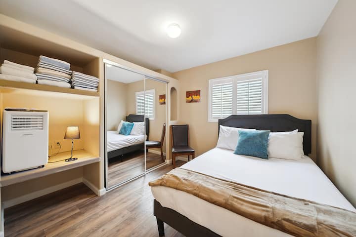 Všetky 3 izby na poschodí sú vybavené manželskými posteľami.