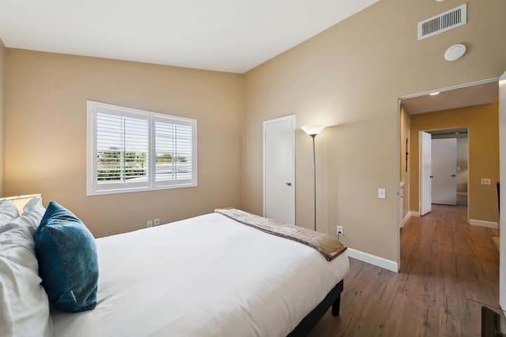 Táto izba má minichladničku hneď za dverami!