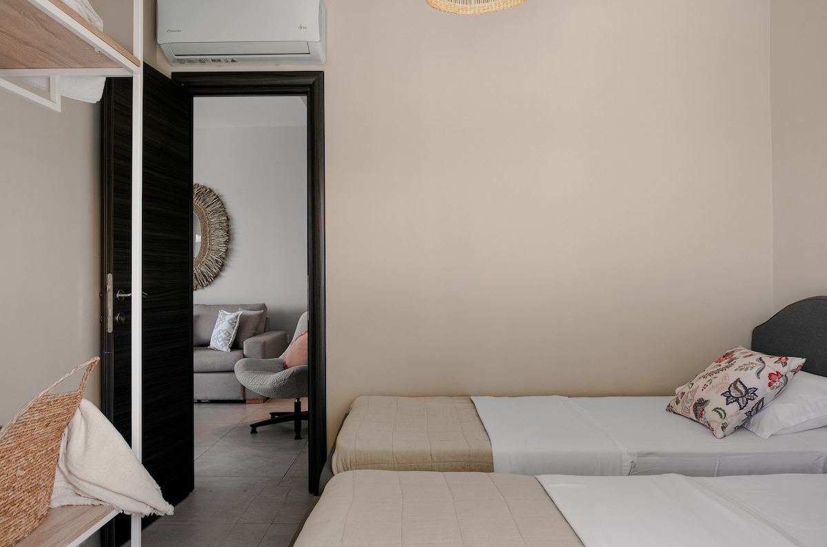 Dhomë gjumi e rehatshme dyshe me shtroja të buta, ndriçim të ngrohtë dhe tone qetësuese neutrale. Ideale për miqtë ose familjen, kjo pushim i rehatshëm është i përkryer për t 'u çlodhur pas një dite eksplorimi.