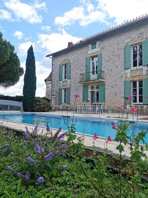 Château Frontenac, 15 m private heated pool