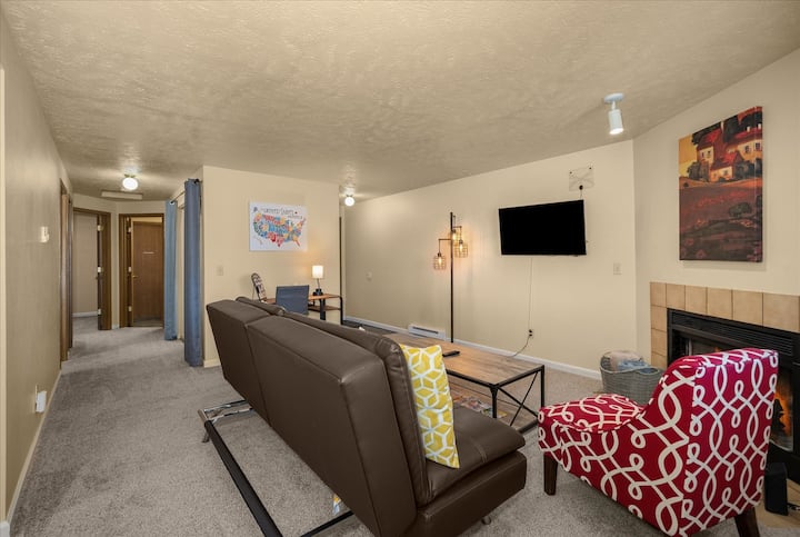 Beautiful 2 Br Apt2 | Netflix & Keurig | Wifi | Ac - Spokane Valley, WA