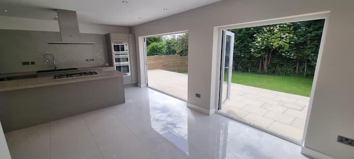 Brand New 4 Bedroom Deluxe Modern Villa - Sleeps 9 - Nottingham