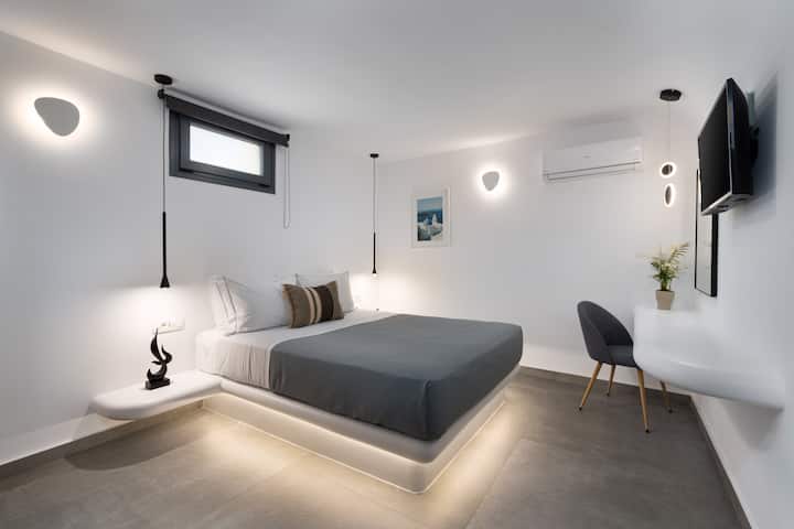 Удобната добре декорирана спалня!