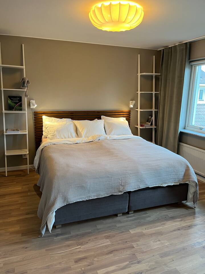 Голяма спалня с двойно легло (180 см) на ниво 2