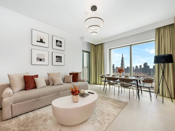 סלון מואר ופתוח עם נופים פנורמיים וחלונות מהרצפה עד התקרה.