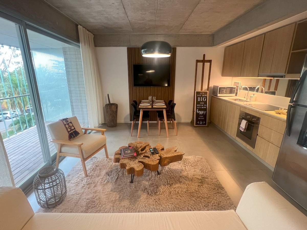 Studio con balcón y cochera