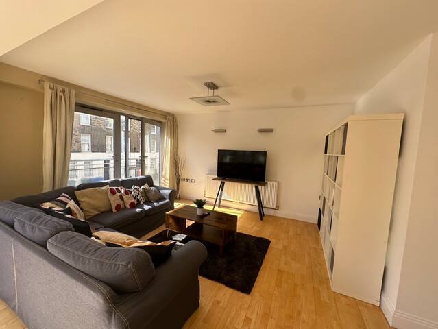 Spacious 3 Bed, 3 Bath Duplex gallery image 2