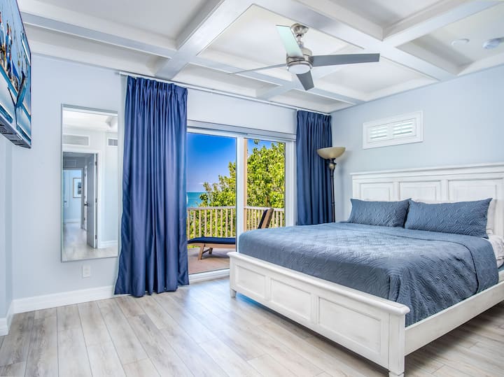 二楼主套房设有一张加大双人床和套内卫生间。