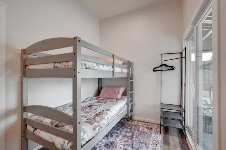 Habitación doble con literas con espacio para guardar ropa/perchero. 