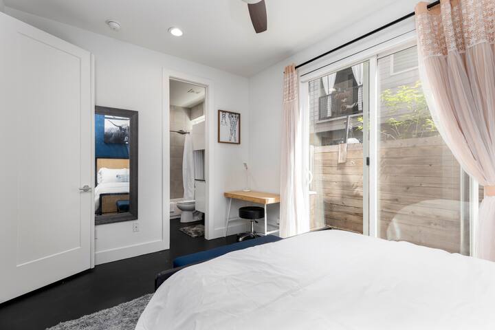 30% off MTR stays ~ Roof Deck*BBQ*Downtown Views! gallery image 3