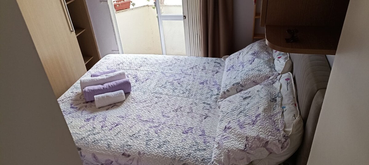 غرفة نوم مع شرفة