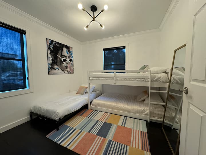 ห้องนอน 2 - 
เตียงคู่ XL 1 หลัง 
เตียงคู่ 2 หลัง (เตียงสองชั้น) 

