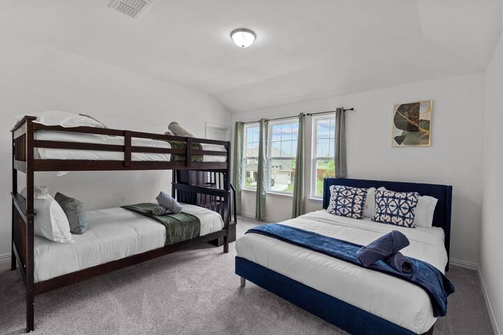 Luxury and Spacious Family Retreat w Jacuzzi gallery image 3