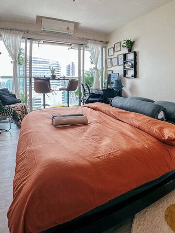 CBD Mid-Century Modern Penthouse, 1 min to BTS gallery image 5