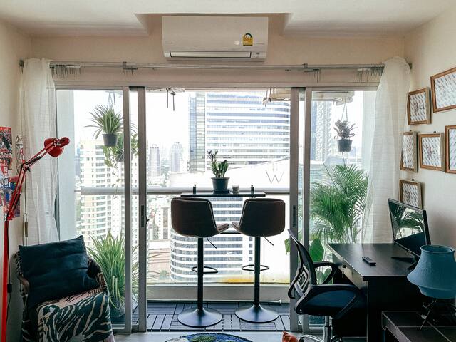 CBD Mid-Century Modern Penthouse, 1 min to BTS gallery image 3