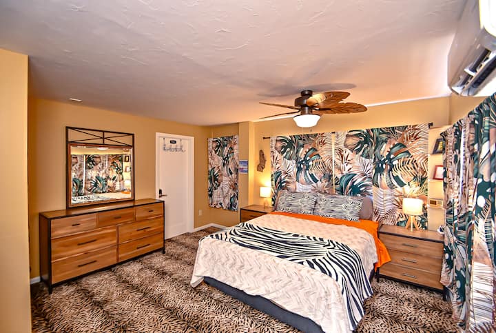 Брачен кревет (широк 150-179 см) со доволно простор за две лица, завеси за затемнување и кул уметност од Бошко. 