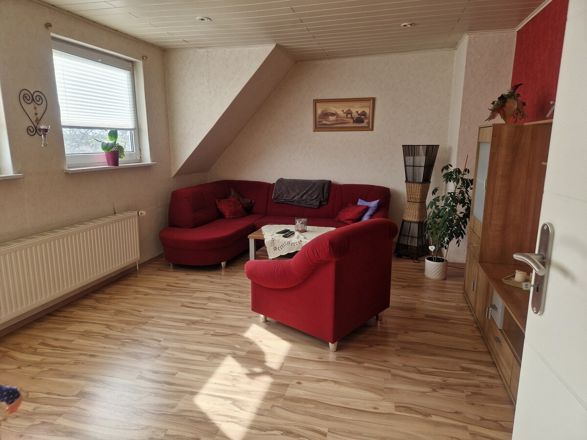 غرفة معيشة مريحة بسرير أريكة كبير