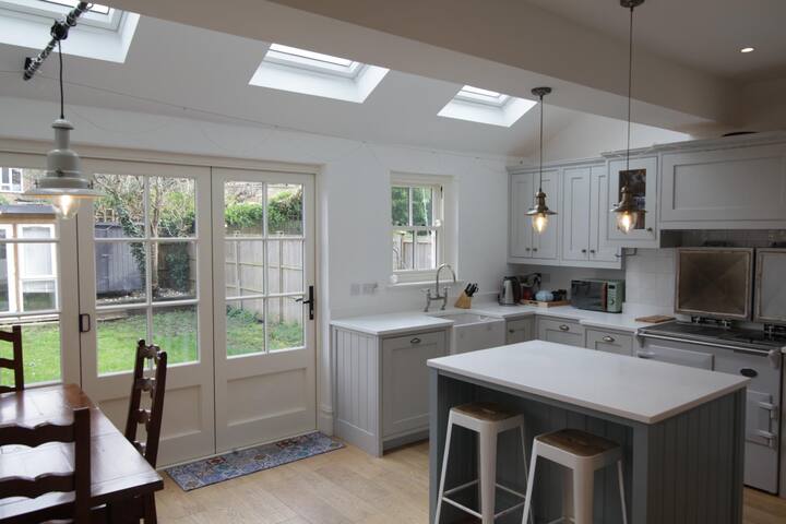 Lovely home with private garden near Richmond Park