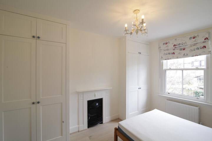 Lovely home with private garden near Richmond Park gallery image 5