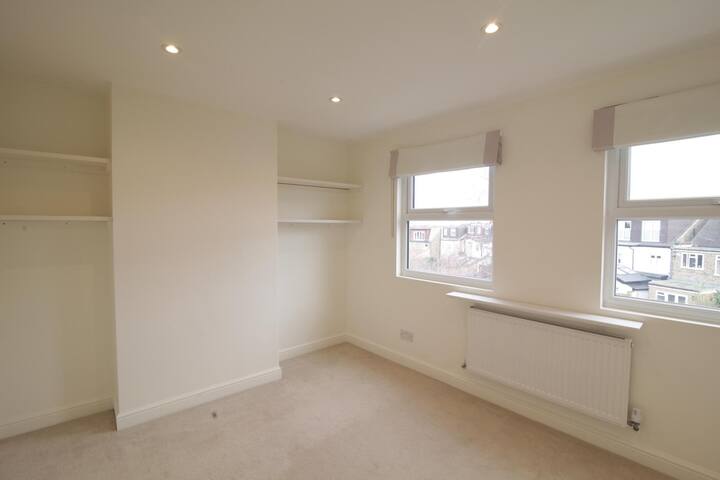 Lovely home with private garden near Richmond Park gallery image 4