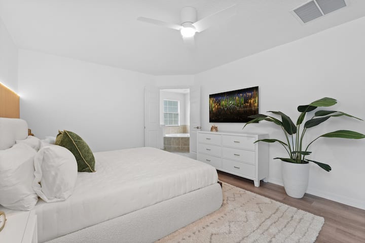 繊細な「ハリー・ポッター・テミング」を備えたメインマスタースイート。
ベッドの後ろにLED照明
-キングサイズベッド
-ドレッサー
ビーンバッグチェア
・スマートテレビ
-ラテンランプ付きナイトスタンド
-シーリングファン