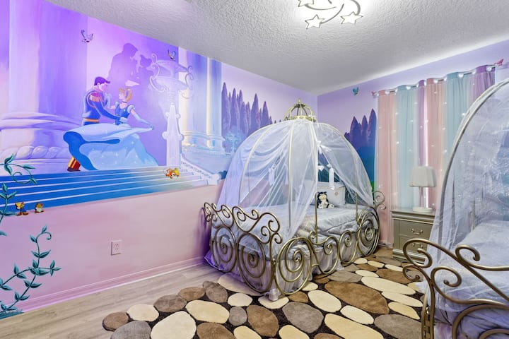 シンデレラをテーマにしたジャックとジルのスイート
-シンデレラ映画をベースにした壁画と天井壁画
-マジックなタッチのためのツインキャリッジベッド2台
-ドレッサー
-ランプ付きナイトスタンド
・テレビ