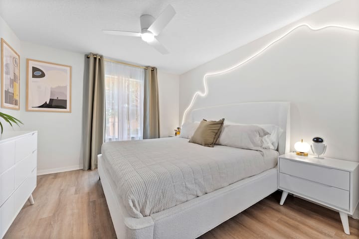 Seconardary Master Suite with subtle Wall - e Theming.
ベッドの後ろにLED照明
-キングサイズベッド
-ドレッサー
-グローブタッチランプ付きナイトスタンド
・スマートテレビ
-シーリングファン