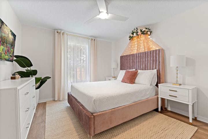 繊細な睡眠の美しさを備えたフルスイート。
ベッドの後ろにLED照明
-フルサイズベッド
-ドレッサー
・スマートテレビ
-照明付きナイトスタンド
-シーリングファン