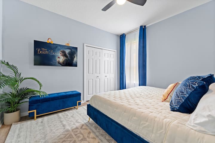 繊細な美しさと野獣のセミングを備えたキングベッドルーム。
-キングサイズベッド
-ベンチ
・スマートテレビ
-照明付きナイトスタンド
-シーリングファン