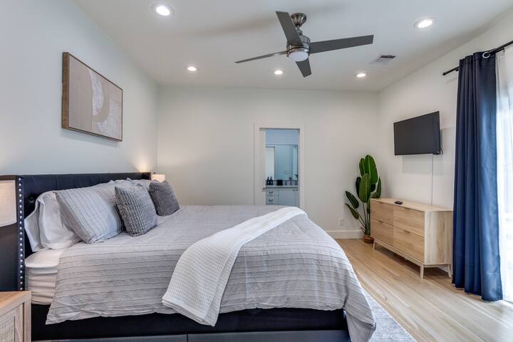 Modern Lux Retreat w/Patio | Walk to Dickies! gallery image 3