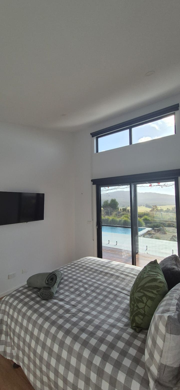 Bedroom 1 - Queen Bed