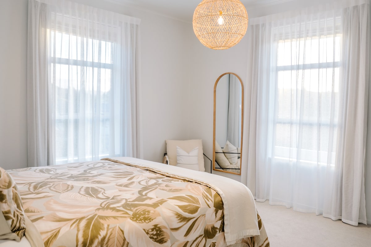 Super veľká manželská posteľ. Nedá sa rozdeliť na dve jednolôžka. 