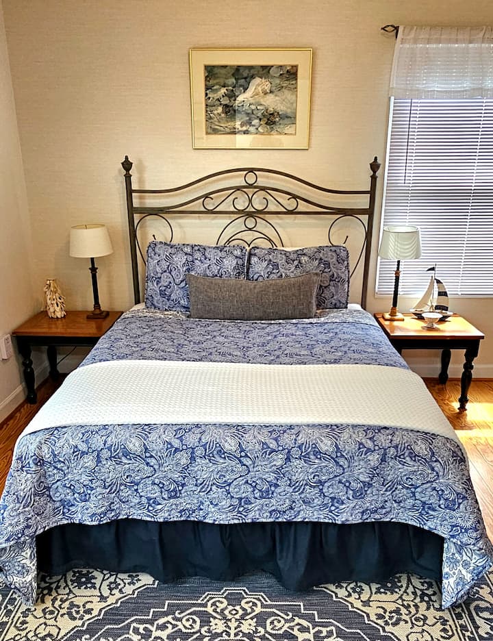 غرفة نوم كوين في الطابق الثاني. مرتبة جديدة مع سرير من الريش وظلال تعتيم.