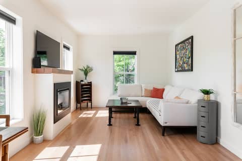 Unit 1 Historic Temperance Hotel/Downtown/sleeps 4