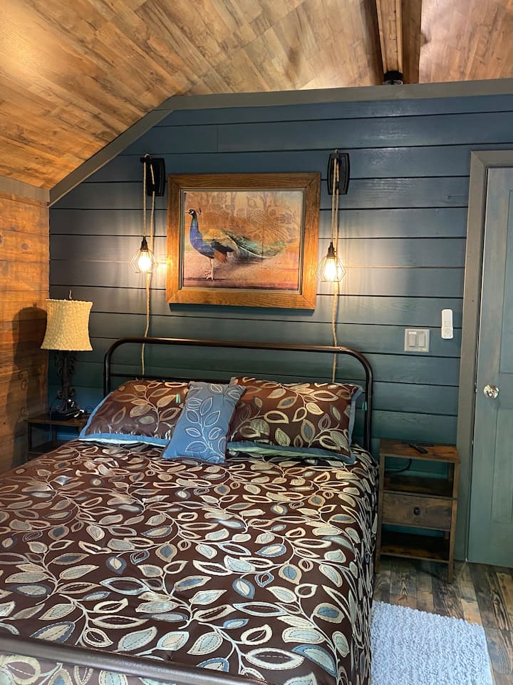 Bračni krevet (160x200), svjetla na remenima s prekidačem na svjetlu ili u uzglavlju iza jastuka. Noćni ormarić sa svake strane. 