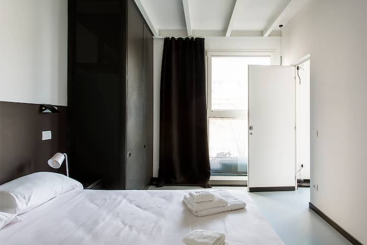 Pre vaše pohodlie sa vyhnite zdvíhaniu moskytiéry. Okno je vybavené nastaviteľnými kovovými žalúziami a dvojvrstvovými zatemňovacími závesmi. Izba je veľmi tichá.