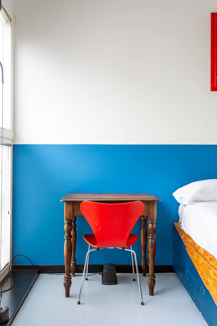 V spálni 1 sa nachádza malý starožitný písací stôl so zásuvkou. Elektrické zásuvky sa nachádzajú pod stolom.