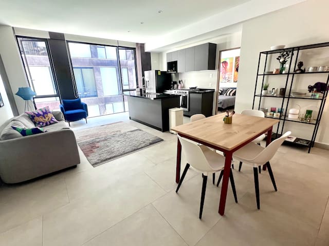 Modern sunfilled 2 bdrm, 2.5 bath in heart of ROMA