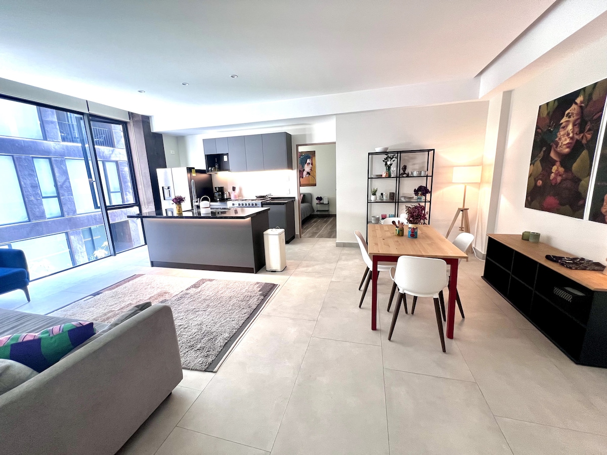 Top Airbnb: Modern sunfilled 2 bdrm, 2.5 bath in heart of ROMA in Cuauhtémoc