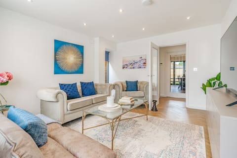 Willow House, in town great river and castle walks