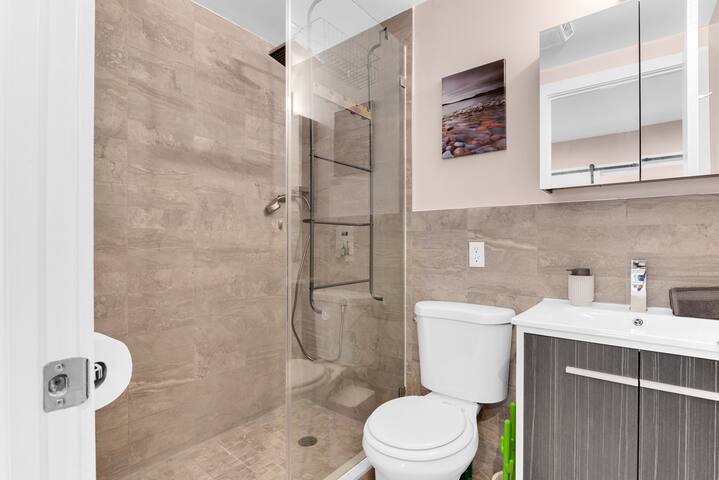 Chic Midtown 2 Bedroom | Queen Beds | WD gallery image 5