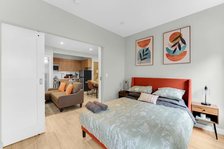 Chic Midtown 2 Bedroom | Queen Beds | WD
