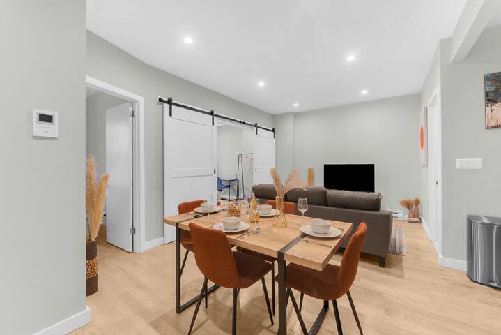 Chic Midtown 2 Bedroom | Queen Beds | WD gallery image 4