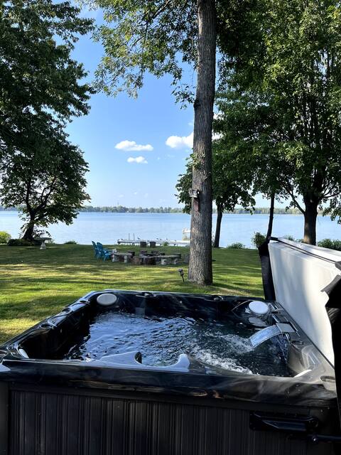 6Bdrm Lakefront Villa | Hot tub, Games, Fireplace
