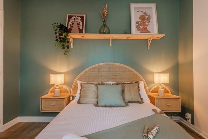 Kitanda cha watu wawili katika chumba chenye starehe na cha kukaribisha