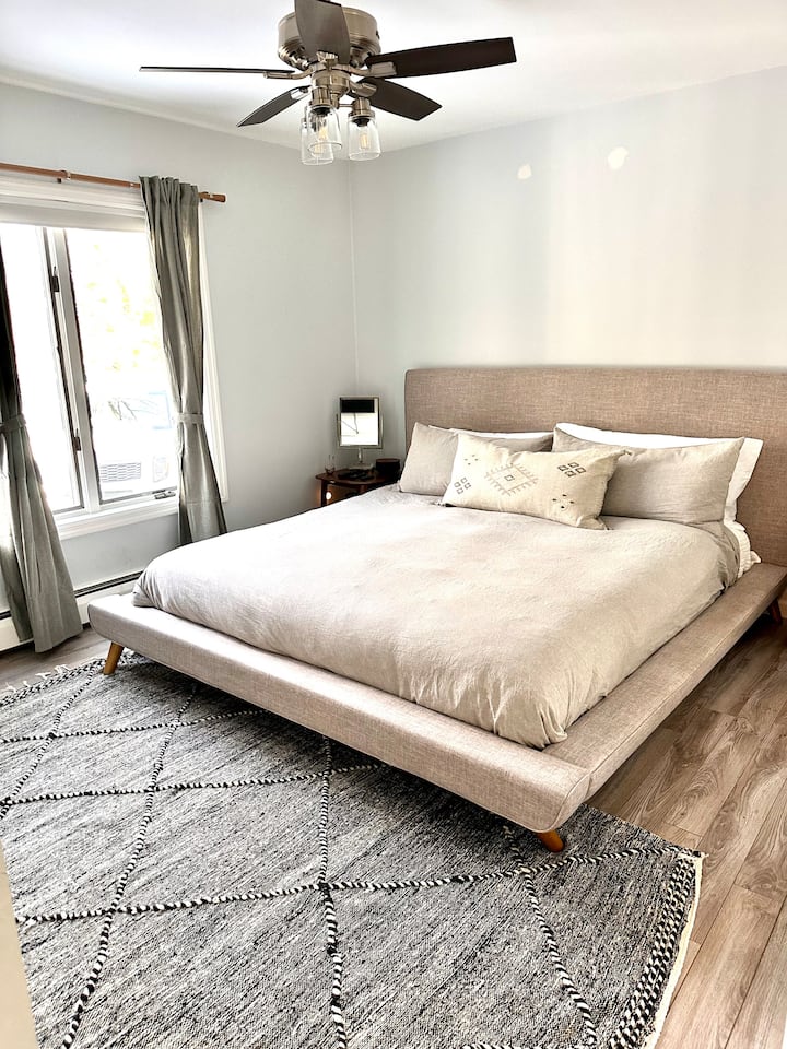 Prvé poschodie, hlavná spálňa s manželskou posteľou King a vlastnou kúpeľňou