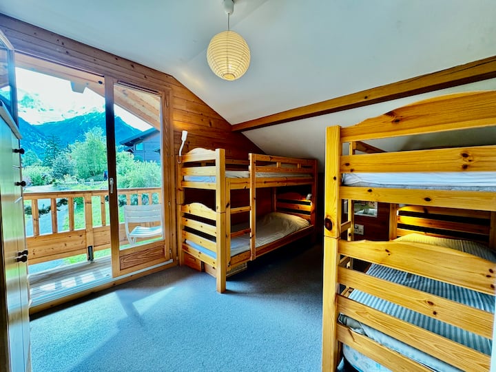 卧室，带2张双层床（90x190），可进入2楼和阳台