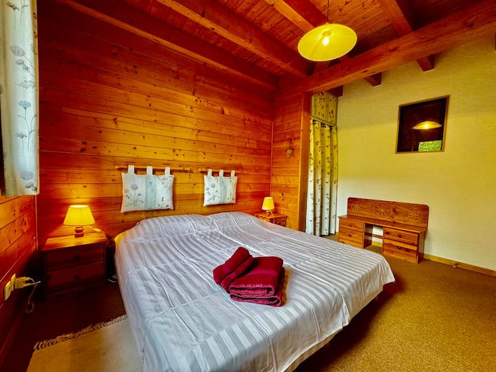 卧室配备180x190床（可分为2张80床）和独立卫生间- 1楼